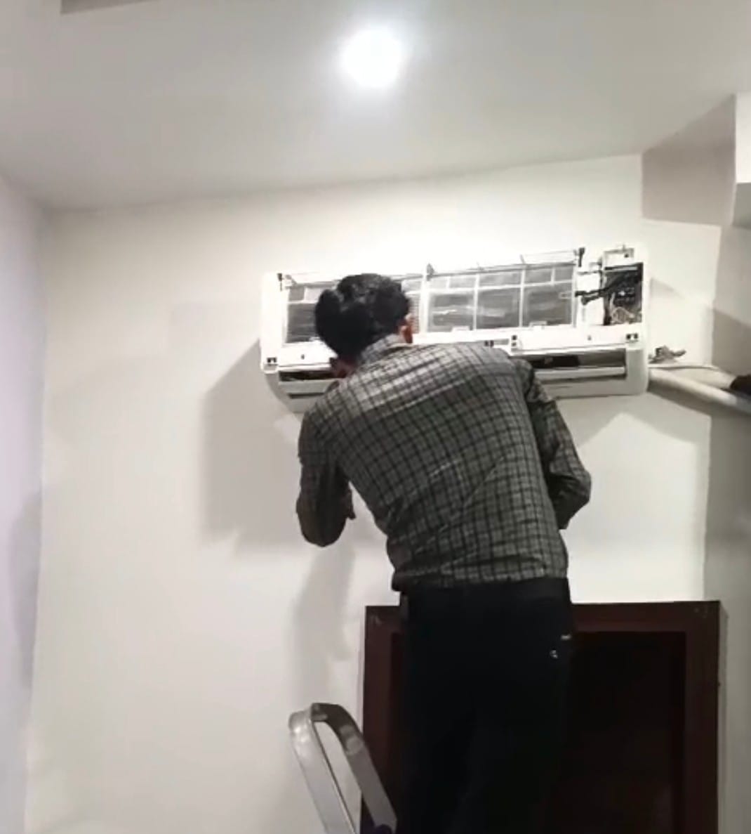 Hyderabad AC repair experts technicians fixing air conditioner at customer home